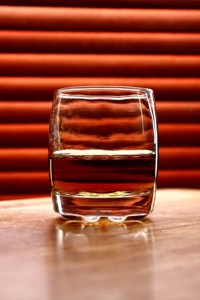 Napój alkoholowy na stole — Zdjęcie stockowe