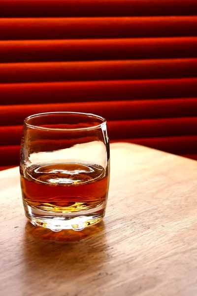 Bebida alcohólica en una mesa — Foto de Stock