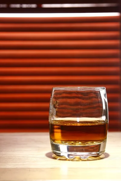 Bebida alcohólica en una mesa — Foto de Stock
