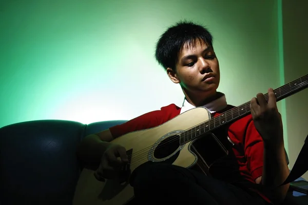 Adolescente tocando uma guitarra clássica acústica — Fotografia de Stock