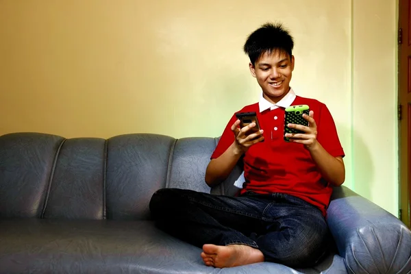 Adolescente usando dois smartphones — Fotografia de Stock