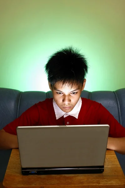 Teen using a laptop computer — Stock Photo, Image