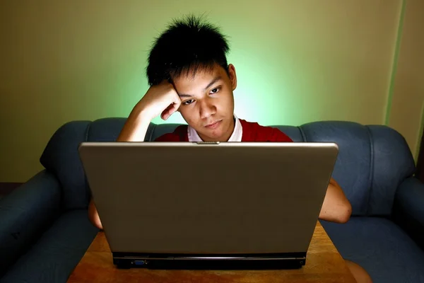 Teen using a laptop computer — Stock Photo, Image