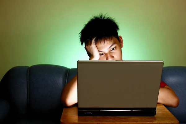 Tonåring använder en bärbar dator — Stockfoto