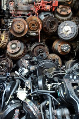 Kullanılan ve fazla araba motor ve diğer araba parçaları