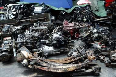 Kullanılan ve fazla araba motor ve diğer araba parçaları