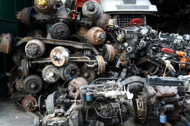 Kullanılan ve fazla araba motor ve diğer araba parçaları