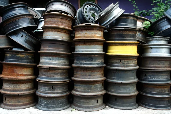 Jantes de pneus usados e excedentes — Fotografia de Stock