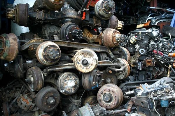 Kullanılan ve fazla araba motor ve diğer araba parçaları