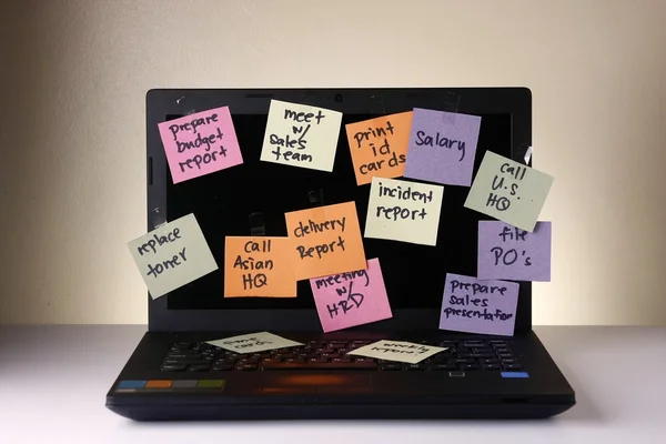 Laptop-Computer mit Nachrichten auf bunten Papieren, Handy, Smartphone, Notizbuch, Stift, Bleistift und Brille — Stockfoto