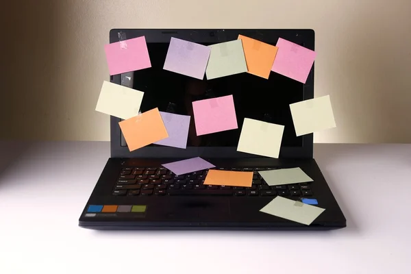 Laptop-Computer mit bunten Papieren, Handy, Smartphone, Notizbuch, Stift, Bleistift und Brille — Stockfoto