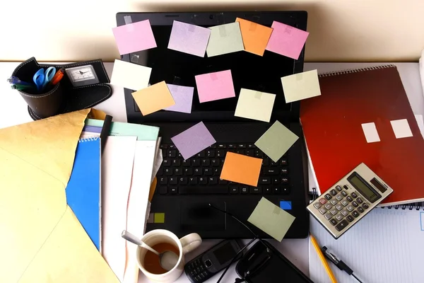 Φορητό υπολογιστή με χρωματιστά χαρτιά, κινητό τηλέφωνο, smartphone, σημειωματάριο, στυλό, μολύβι και γυαλιά — Φωτογραφία Αρχείου