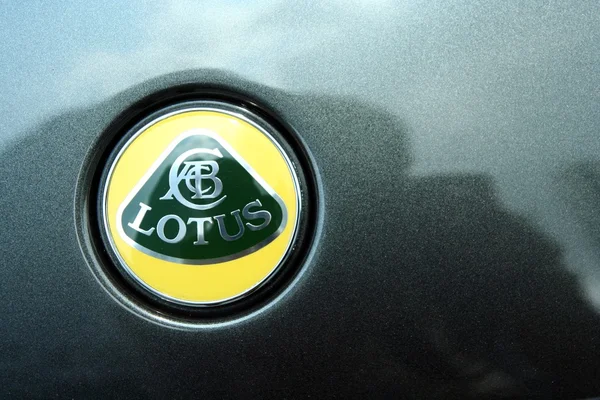 TAGUIG CITY, PHILIPPINES - JUNE 27, 2015: Logo of a Lotus car. — Stock Photo, Image