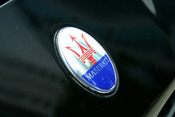 TAGUIG CITY, PHILIPPINES - JUNE 27, 2015: Logo of a Maserati car. — Stock Photo, Image