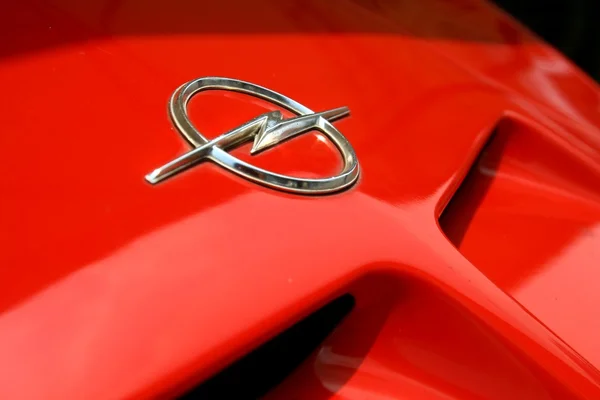 TAGUIG CITY, PHILIPPINES - JUNE 27, 2015: Logo of an Opel car. — Stock Photo, Image