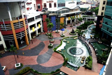 Quezon City, Filipinler - 10 Haziran 2015: Eastwood City Cyber Park Eastwood Mall havadan görünümü.
