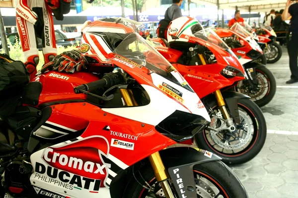 Taguig City, Filippijnen - 27 juni 2015: Race motorfietsen in een auto show in Bonifacio Global City. — Stockfoto