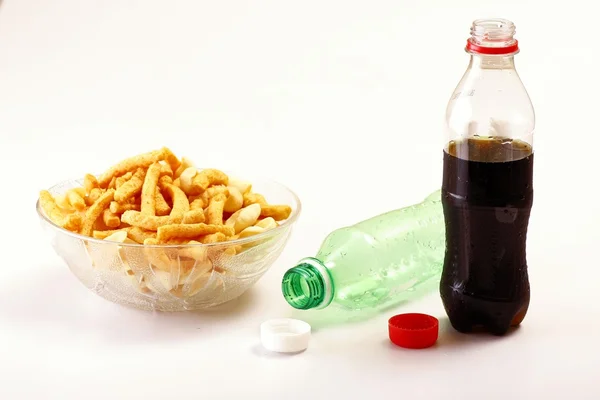 Flaschen Softdrinks oder Limonade, Chips — Stockfoto