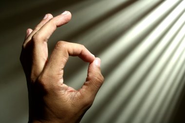 bir ok işareti yaparak el