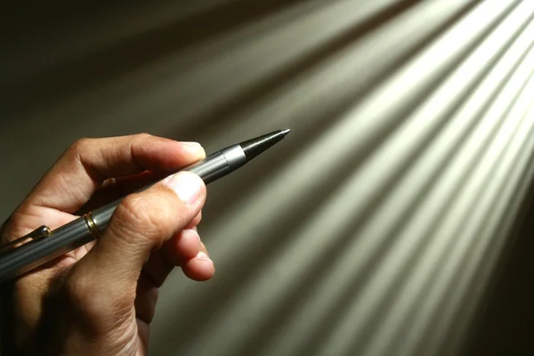 Hand hält einen Stift — Stockfoto