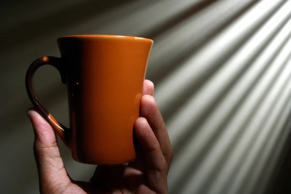 Χέρι εκμετάλλευση μια κούπα καφέ — Φωτογραφία Αρχείου