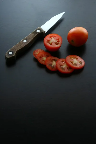 Knife and fresh ripe tomatoes — Stock Photo, Image