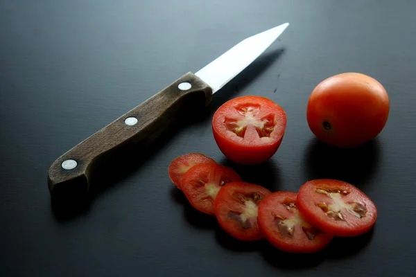 Coltello e pomodori freschi maturi — Foto Stock