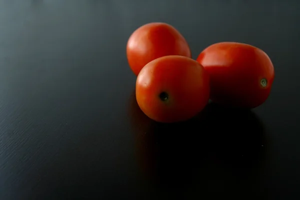 Свежие спелые помидоры — стоковое фото