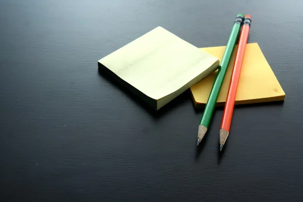 Notatnik i kolorowe kredki — Zdjęcie stockowe