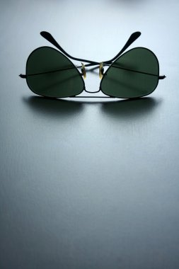 ahşap bir masa üzerinde güneş gözlüğü