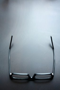 Ahşap bir masa üzerinde gözlük camı