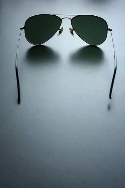 Солнечные очки на деревянном столе — стоковое фото