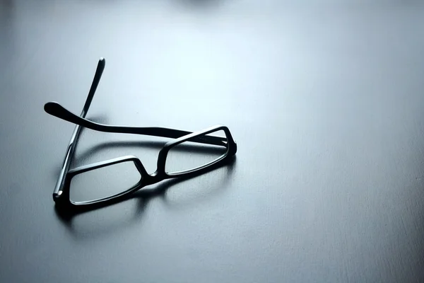 Brýlové na dřevěný stůl — Stock fotografie