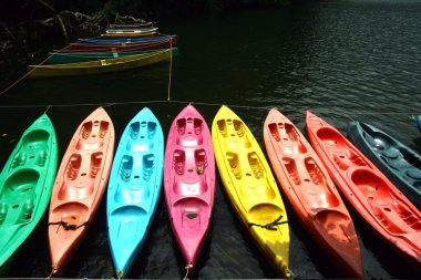 Renkli kayaks Bulusan doğal volkan Gölü Parkı