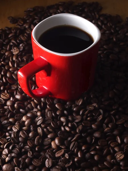 커피 원두와 레드 커피잔 — 스톡 사진