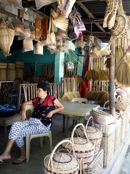 Kadın çeşitli el sanatları ve ev ürünleri bir mağazada satıyor — Stok fotoğraf