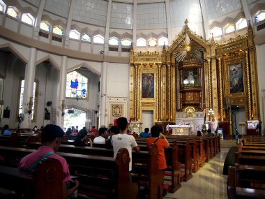 Katolik adanmışlar diz çök ve dua