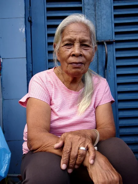 Портрет пожилой леди уличного торговца — стоковое фото