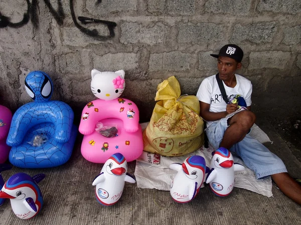Street vendor sells inflatable rubber toys — 图库照片