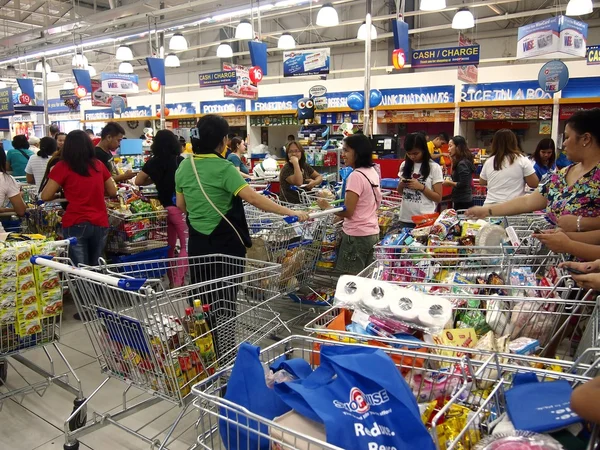 Los clientes se alinean con su carrito de compras — Foto de Stock