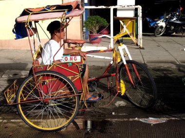 Bir sürücü, bir yolcu beklerken, yerel olarak 
