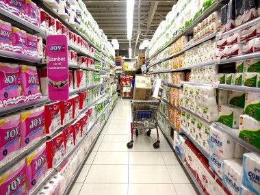 Bir bakkal raflarında doku ve tablo peçeteler