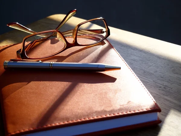 Okulary, pióro i notebooków — Zdjęcie stockowe