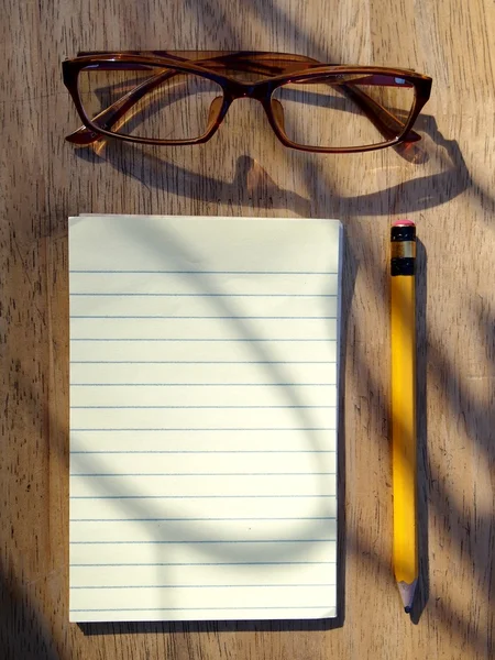 Gözlük, kalem ve not defteri — Stok fotoğraf