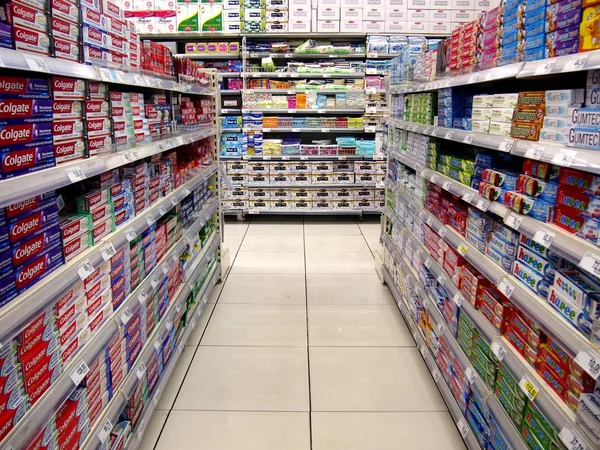 Oral care products and table napkins on the shelves of a grocery store — Stock Photo, Image