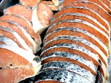 Taze Çiğ somon dilimlenmiş