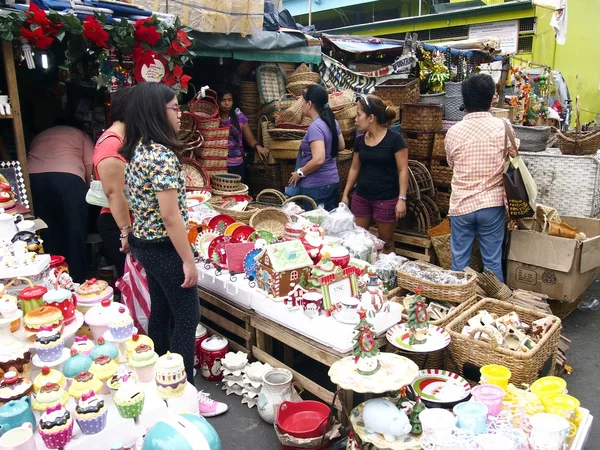 Os clientes olham para uma grande variedade de decorações de chirstmas em uma loja no Mercado Dapitan — Fotografia de Stock