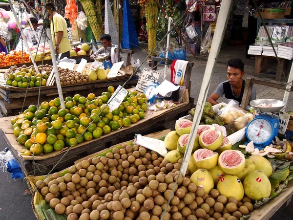 Taze meyve çeşitli sokak satıcıları satmak. — Stok fotoğraf
