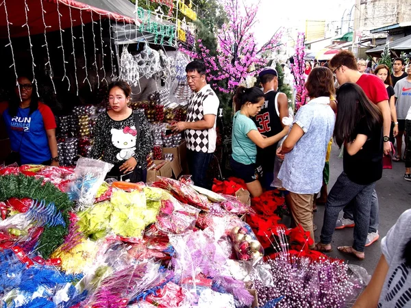 Os clientes olham para uma grande variedade de decorações de chirstmas em uma loja no Mercado Dapitan — Fotografia de Stock