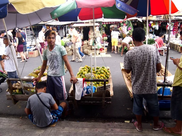 Vendedores ambulantes venden una variedad de frutas frescas . — Foto de Stock